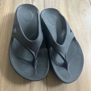 Black Flip Flop Sandals OOFOS
